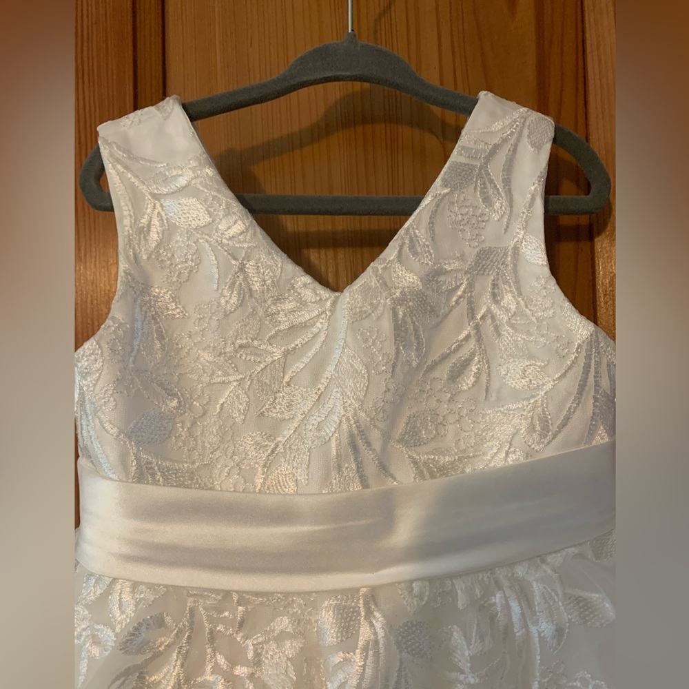 JJs House White Floral Embroidery Kids Flower Girl Dress with Bow Size: 4 - Picture 6 of 10